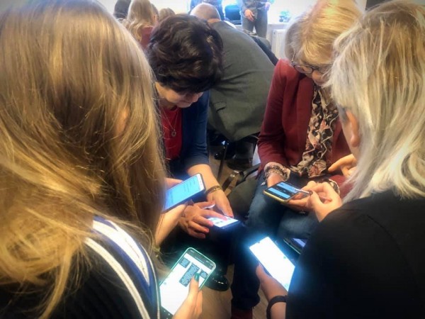 Szkoła epoki smartfona – przeciwdziałanie zagrożeniom ze strony otoczenia cyfrowego